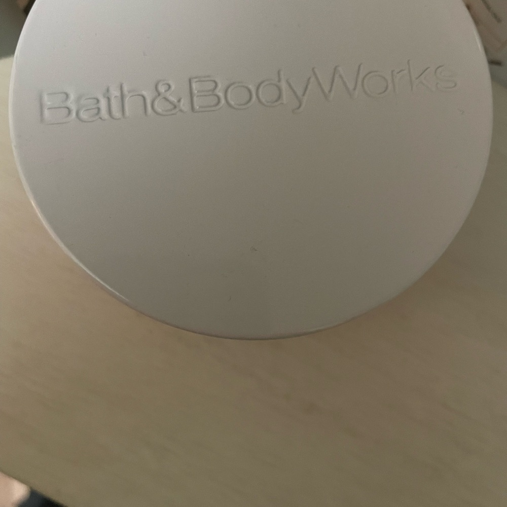 Bath and Body Works Candle New - Picture 4 of 5